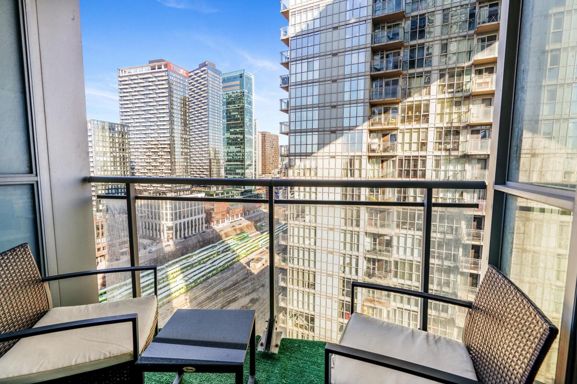 Exquisite Condos By Cn Tower With Parking トロント エクステリア 写真